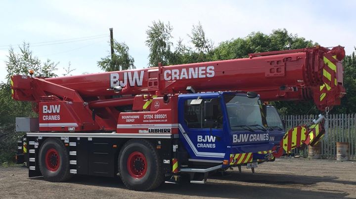  Top 4 benefits of hiring a mobile crane