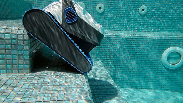  Is it safe to swim with robotic pool cleaners in the swimming pool?