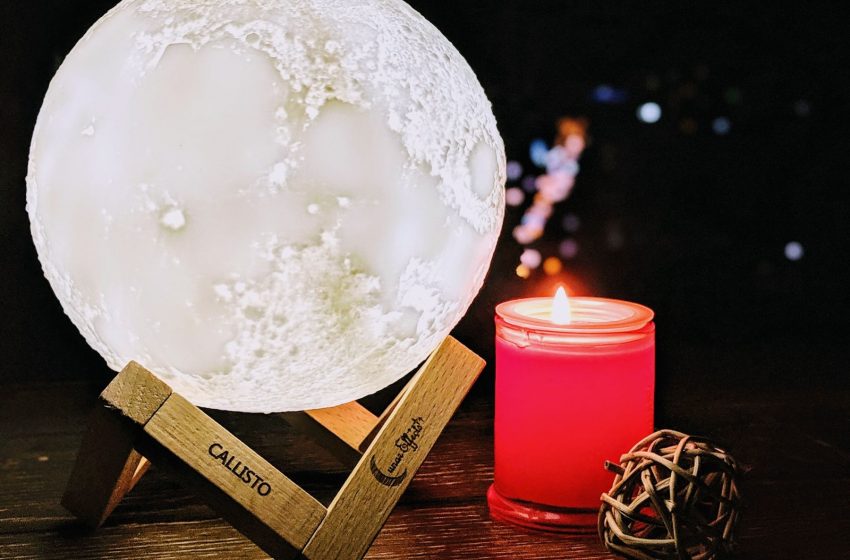 Lunar effects moon lamps