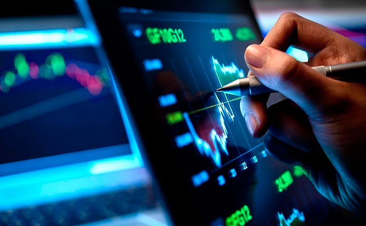 The Advantages and Risks of Pursuing Online Trading