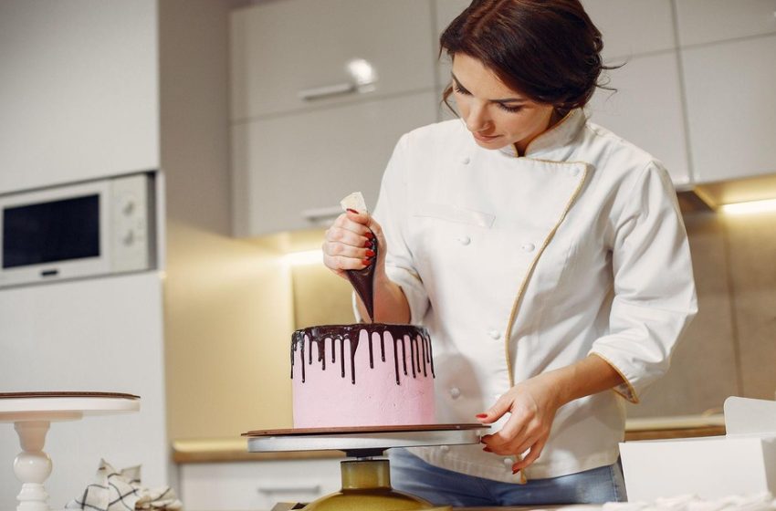  Balancing Looks and Taste in Custom Cake Orders