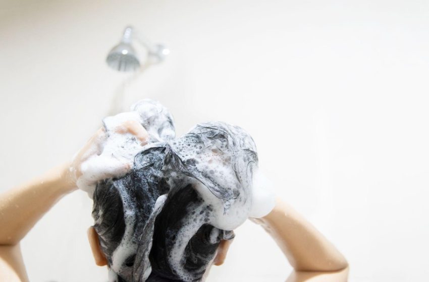  Washing Too Much or Too Little? What Actually Helps Dandruff